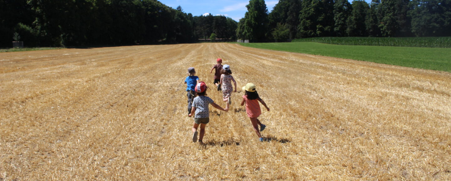 Kinder rennen über Feld